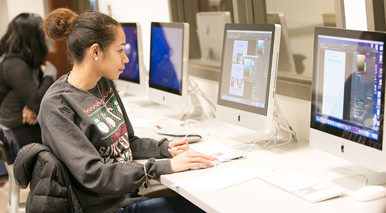 SEU student in computer lab